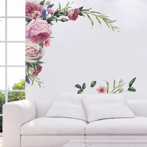 Detalle de vinilos decorativos de peonías románticas en una pared blanca de salón