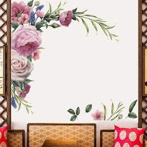Detalle de vinilo decorativo con rosas en acuarela sobre fondo de pared blanca