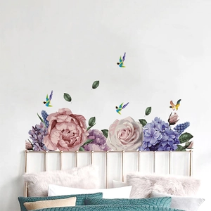 Detalle de vinilos decorativos de peonías y pájaros en pared de dormitorio acogedor