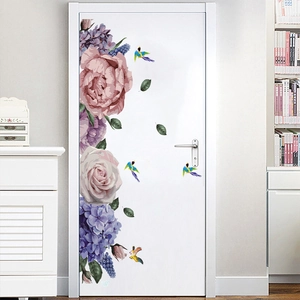 Vinilo decorativo autoadhesivo con peonías pintadas a mano y pájaros en una puerta