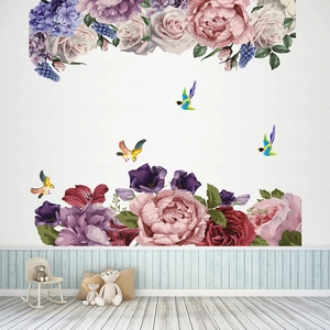 Detalle de vinilos decorativos de peonías y pájaros en un dormitorio acogedor