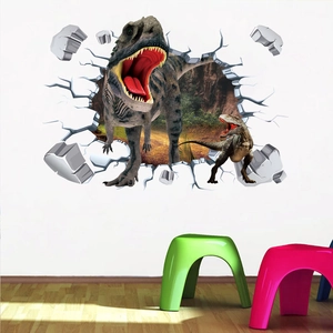 Makroaufnahme eines 3D-Wandstickers mit T-Rex, der durch die Wand in den Wald bricht