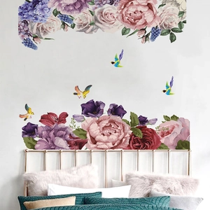 Detalle de vinilos decorativos de peonías rosas con pájaros para salón y alcoba