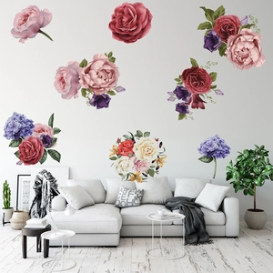 Primer plano detallado de pegatinas de pared con flores realistas de peonías y rosas
