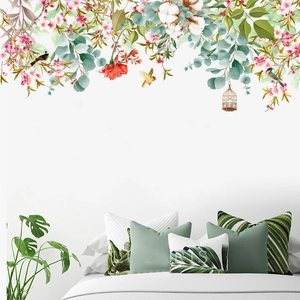 Detailansicht von Wandaufklebern mit rosa Rosen, grünen Blättern und goldenen Vogelkäfigen