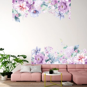 Vinilo decorativo de lirios y hortensias púrpuras y rosas en un salón moderno y acogedor