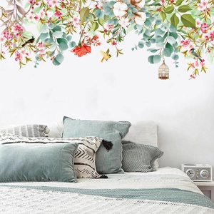 Detailansicht von Blumen-Wandaufklebern mit rosa Blüten und Vogelkäfigen im Schlafzimmer