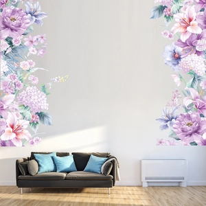 Detalle de pegatinas de pared de peonías púrpuras en pared blanca sobre un sofá