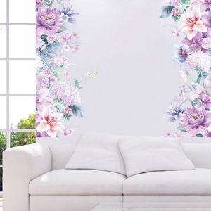 Detalle de adhesivos de pared grandes con peonías púrpuras y rosas sobre una pared blanca