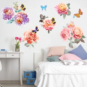 Vinilos decorativos de peonías y mariposas aplicados en la pared de un dormitorio acogedor
