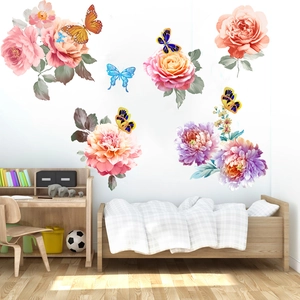 Detalle de vinilos decorativos de peonías y mariposas en habitación infantil luminosa