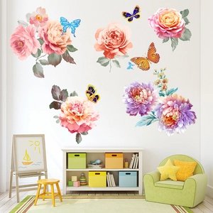 Detalle de vinilos decorativos de peonías y mariposas en acuarela en un cuarto infantil