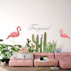 Détail de stickers muraux tropicaux avec flamants roses et cactus dans un salon moderne