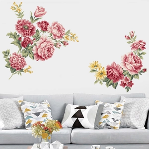 Detalle de vinilos decorativos de peonías pintadas a mano sobre un sofá moderno floral