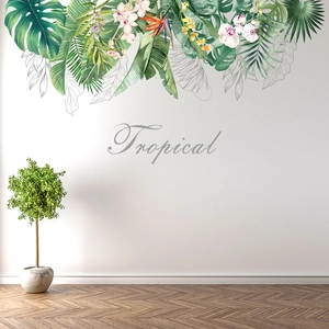 Wandsticker-Detail mit tropischen Monstera-Blättern und Orchideen auf weißer Wand