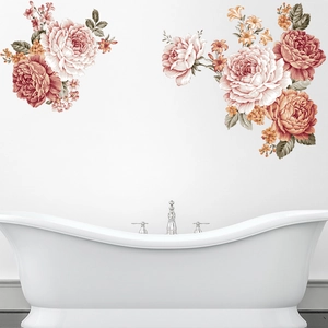 Detalle de pegatinas de pared de peonías realistas aplicadas en paredes de baño blancas