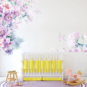 Detalle de vinilos decorativos con lirios y hortensias rosas en un cuarto infantil