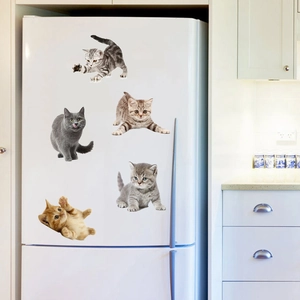 Set di 5 adesivi murali gatto realistici con varie pose su un frigorifero bianco