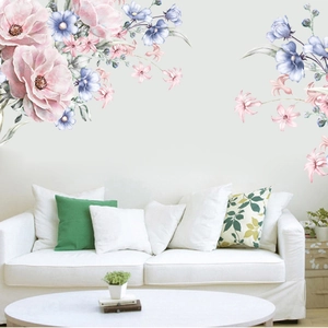 Detalle de vinilos decorativos de peonías rosas aplicados en la pared de un salón moderno