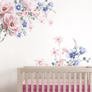 Detalle de vinilos decorativos de peonías en acuarela rosa para decoración infantil acogedora