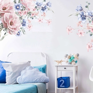 Vista detallada de pegatinas de pared de flores acuarela rosas y azules en un dormitorio