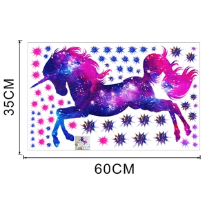 Dettaglio dell'adesivo murale unicorno e stelle di dimensioni 35x60cm per cameretta bambini