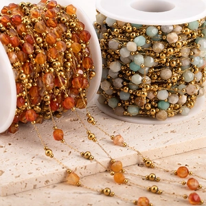 Bunte Edelsteinperlen mit goldenen Distanzstücken auf Edelstahlkette für DIY-Schmuck