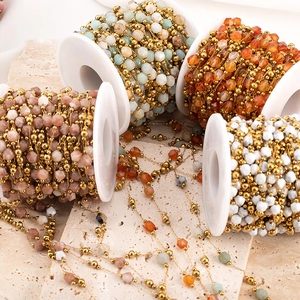 Handgefertigte Kette aus facettiertem Naturstein und Goldperlen für DIY Schmuckherstellung
