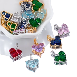 Pendentifs en cristal poli en forme de cœur de diverses couleurs avec griffes en métal