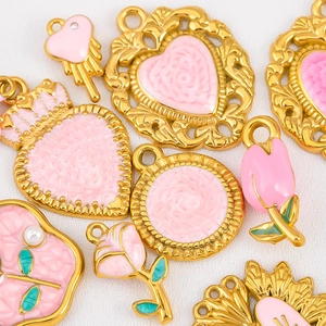 Pendentifs cœur et rose en émail rose plaqué or pour la création de bijoux