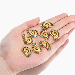 Acht gouden spiraalvormige schelphangers met kleurrijke inleg voor het maken van sieraden