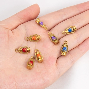 Colgantes coloridos de acero 304 con forma de lámpara de queroseno para hacer joyas DIY