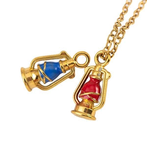 Colgantes de lámpara en acero inoxidable dorado con esmalte rojo y azul en cadenas delicadas