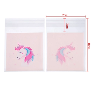 Détail du sachet bijoux licorne rose avec fermeture auto-scellante et dimensions 7x10cm