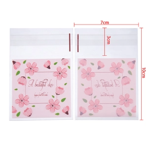 Détail de sachets cadeaux auto-adhésifs fleurs de cerisier rose avec taille 7x10cm