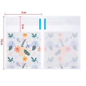 Vue détaillée des sacs auto-adhésifs 7x10cm avec inserts de cartes à fleurs