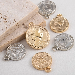 Ciondoli vintage in oro e argento con rilievo di Elisabetta II per la creazione di gioielli
