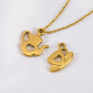 Set de colgante de tetera y taza en acero inoxidable dorado con detalles de corazón