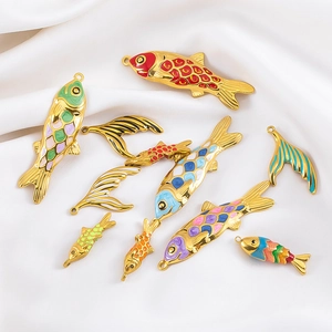 Pendentifs carpe koi et queue de poisson en acier inoxydable 304 sur soie blanche