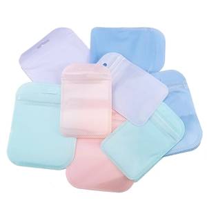 Gekleurde hersluitbare macaronzakjes met ophanggat voor sieraden en hangers