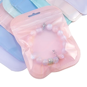 Roze aurora kralenarmband met zilveren konijnenhanger in een macaron sieradenzakje