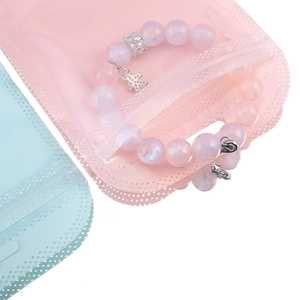 Pastel kralenarmband met kroonbedel in een roze macaron hersluitbare verpakking