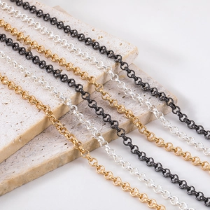 Cadenas en O de cobre grabado en oro plata y negro sobre base de piedra texturizada