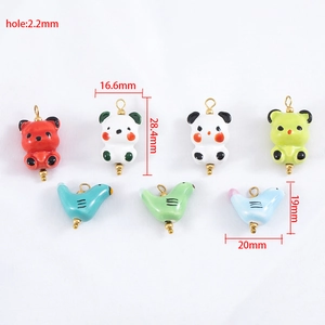 Pendentifs animaux en céramique avec ours et oiseaux et fermoirs en métal doré