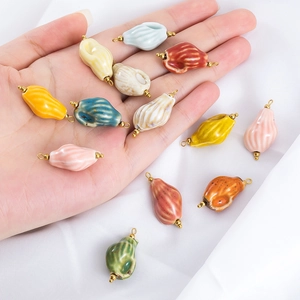 Bunte Keramik-Muschel-Anhänger mit goldenen Ringen für DIY-Schmuck und Halsketten