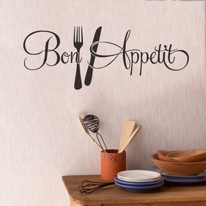 Moderner Bon Appetit Wandtattoo mit Besteck-Symbolen in gemütlicher Küche