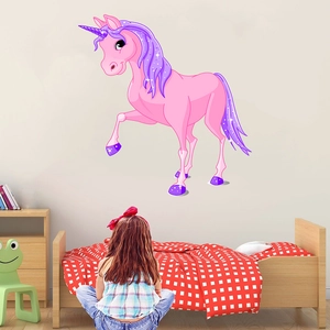 Détail d'un sticker mural licorne rose avec crinière à paillettes pour enfant