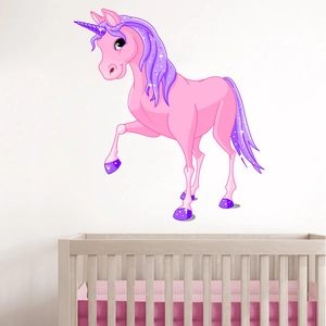 Détail d'un sticker mural licorne rose appliqué sur un mur de chambre d'enfant