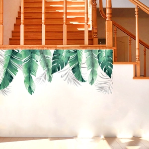 Détail de stickers muraux feuilles de bananier tropicaux dans une cage d'escalier