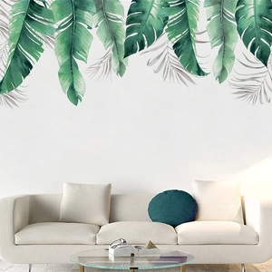 Détail de stickers muraux feuilles de bananier aquarelle dans un salon moderne